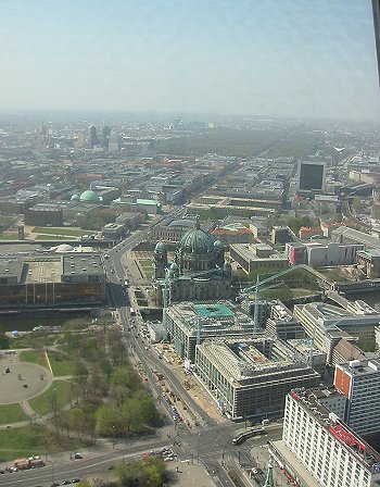 Splendida vista dalla Torre della Televisione, in direzione del Duomo e del Tiergarten