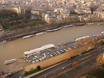 Scorcio di Parigi e della Senna con i suoi bateau, visti dalla Tour Eiffel