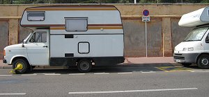 Un camper 'bloccato' a Mentone: era il primo al di fuori dell'area riservata ai camping-car (il veicolo sulla destra  in regola)