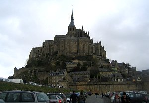 L'Abbazia di Mont St. Michel, dai parcheggi in questo momento non sommersi dal mare