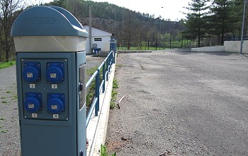 Le prese per l'allaccio elettrico che, con il carico e lo scarico, costituiscono la dotazione della area attrezzata per la sosta camper