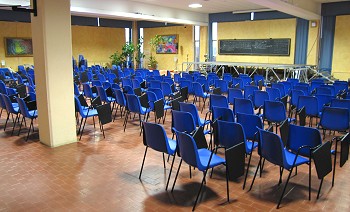 La Sala Conferenze del moderno Centro Congressi, in grado di fornire interpreti, hostess e tecnici audio-video per qualsiasi genere di evento