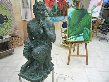 Una statua in bronzo nel laboratorio di arte scultorea, appena ultimata