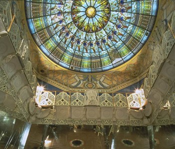 Uno scorcio della Sala degli Specchi nel Tempio dell'Uomo, sovrastata dalla vetrata Tiffany pi grande del mondo