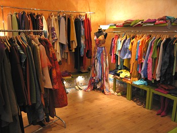 Uno scorcio dell'atelier dove vengono creati gli abiti del vestire creativo di Damanhur