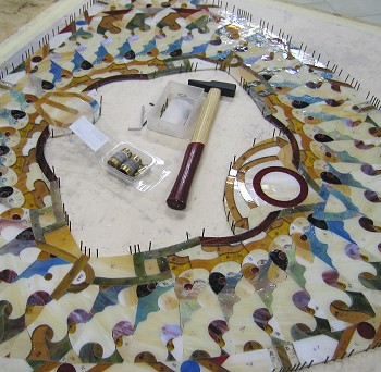 La realizzazione in corso di una vetrata artistica