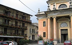 La Parrocchiale in centro a Traversella, con il Ristorante Miniere sulla sinistra