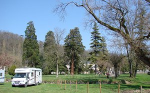 I verdi e accoglienti spazi gratuiti per i camper a Brantme