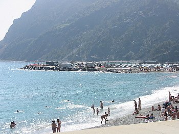 La spiagga di Monterosso, con i posti per camper sullo sfondo
