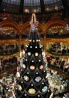 Lo spettacolare albero di Natale allestito all'interno delle Galeries Lafayette