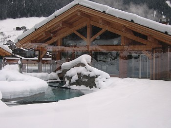 La piscina riscaldata e con idromassaggi del campeggio