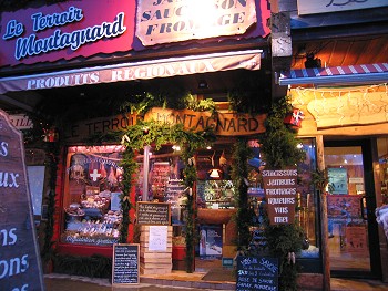 Le stuzzicanti vetrine di prodotti tipici in paese