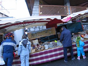 Mercato 'in salita': il banco � posizionato in forte pendenza, confrontato con casa retrostante