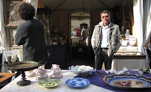 Il mercatino permanente di antiquariato nel centro storico di Antibes