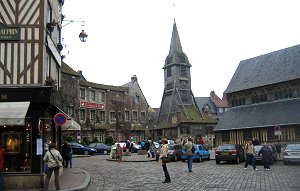 La caratteristica Chiesa in legno con campanile disgiunto