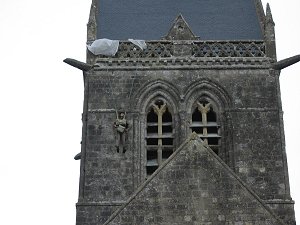 Il manichino che ricorda il paracadutista impigliatosi nel campanile la mattina del D-Day