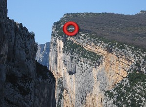 Il circolino rosso indica alcuni camper sul versante opposto, visti dal Point Sublime - 24 ore dopo i nostri saranno nello stesso punto