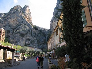 Mustiers: salendo verso la Chiesa