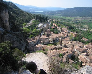 L'abitato di Mustiers, ed il lago generato dal Verdon sullo sfondo