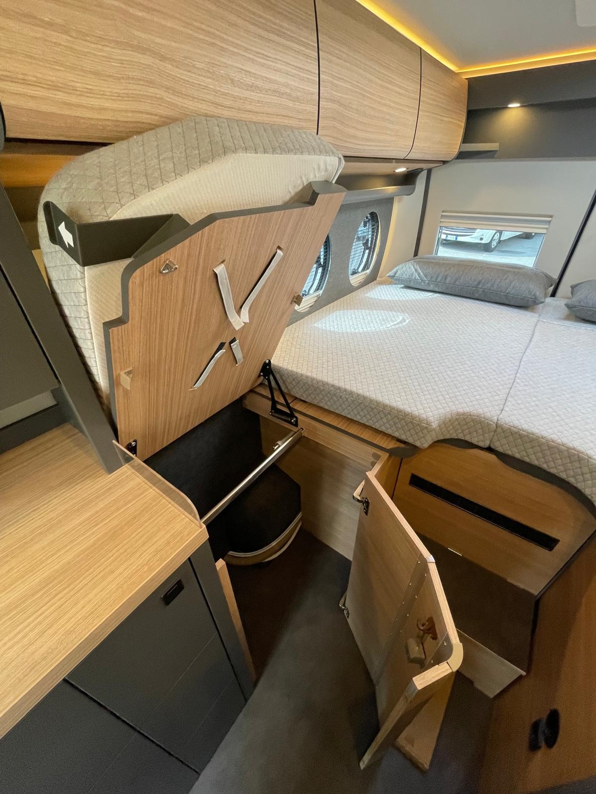 Van 640 LE GT Skyview