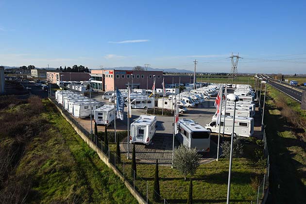 La grande sede espositiva di Caravanbacci