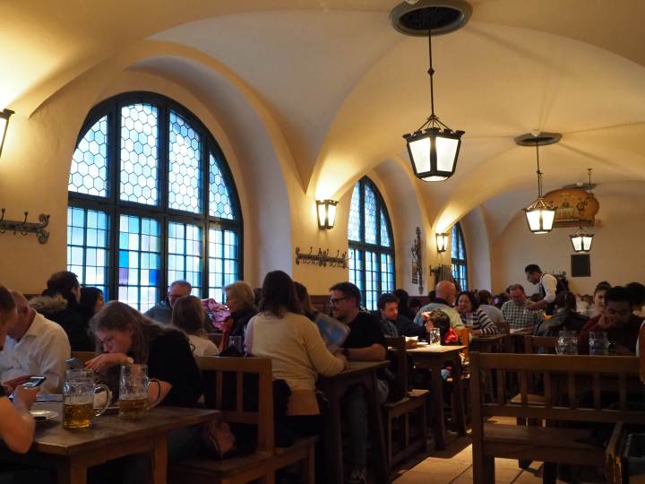 L'interno della Birreria HB