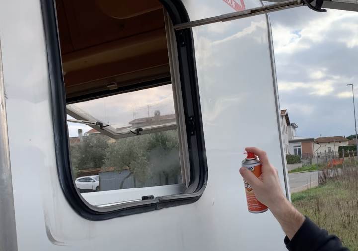 Lo spray al silicone che mantiene morbide le guarnizioni