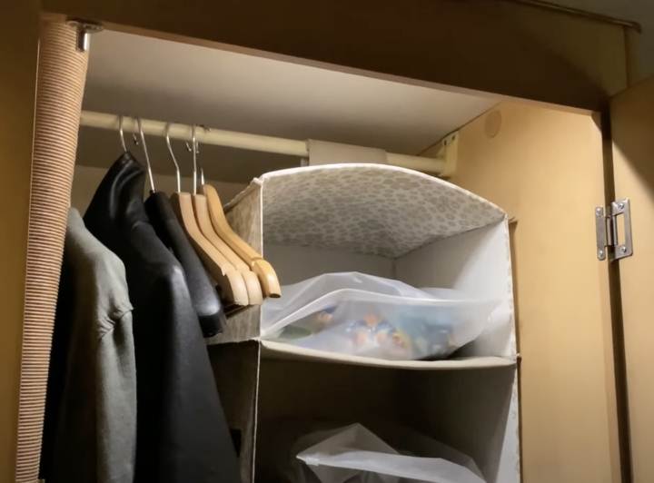 L'interno dell'armadio illuminato a LED