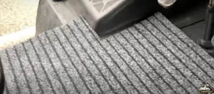 Pavimento cabina risistemato