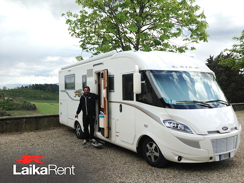 Enrico Brignano in vacanza in Toscana con Laikarent