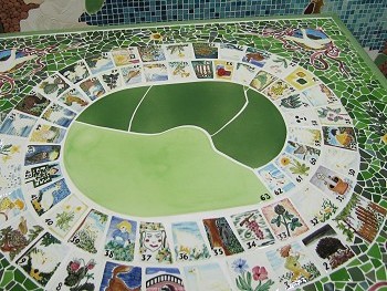 Un gioco dell'oca su tavolino per esterno in prezioso mosaico di porcellana