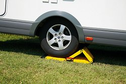 Bloccaruota per la sicurezza del veicolo in sosta