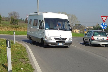 Inclinazioni e oscillazioni rendono la guida impegnativa e riducono la sicurezza