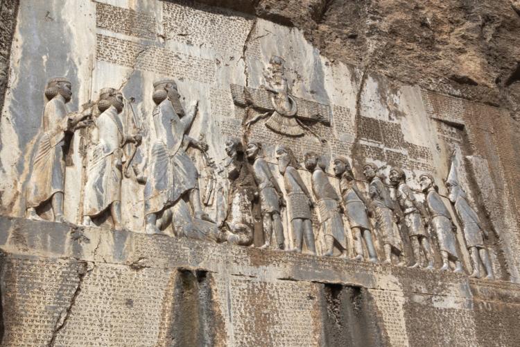 11-Bisotun-%20bassorilievo%20di%20Dario%20il%20Grande%20con%20iscrizioni%20cuneiformi%20in%203%20lingue.jpg