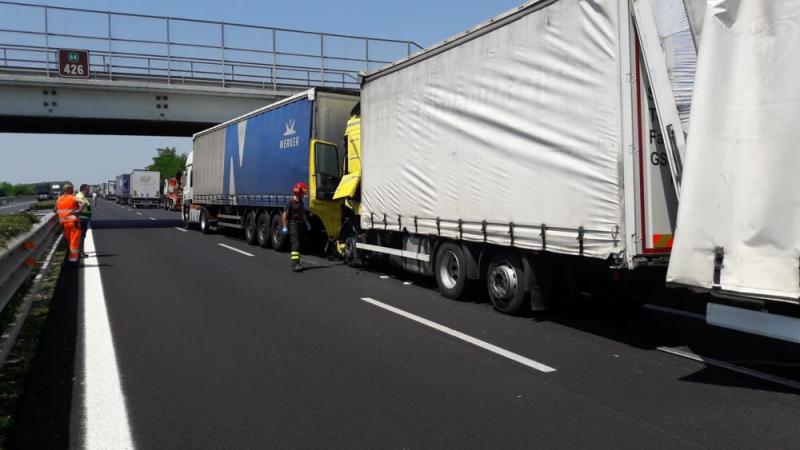 13giu17_%20incidente%20tir%20camion%20autostrada-2.jpg