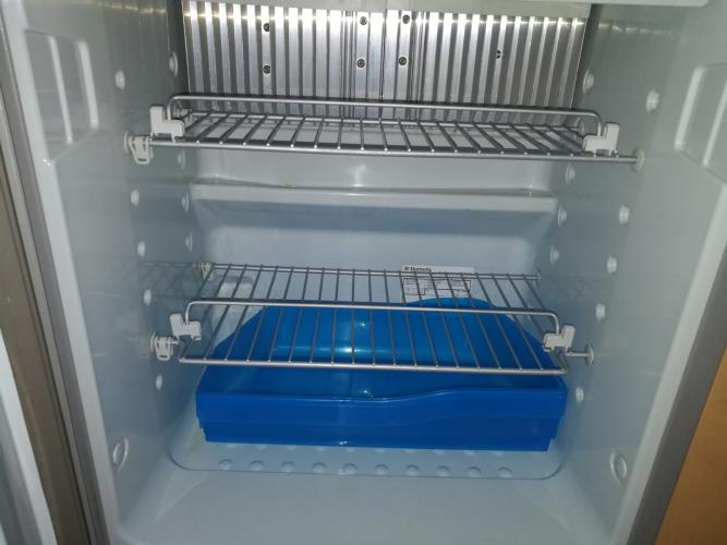 Consigli per pulire la griglia posteriore di un frigorifero