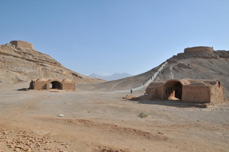 49-Yazd-%20le%20due%20colline%20con%20le%20Torri%20del%20Silenzio%20zoroastriane.jpg