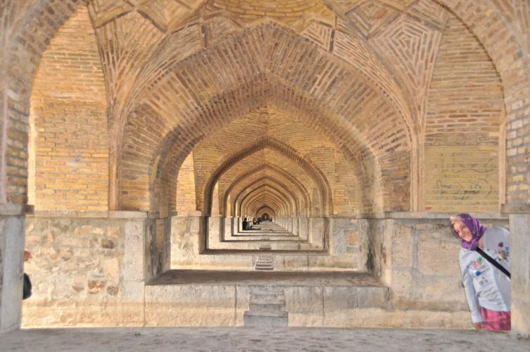 62-Isfahan-%20sotto%20le%20arcate%20del%20Ponte%20di%20Si-o-Seh.jpg