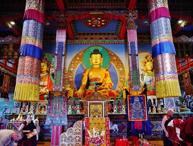 796px-La_Boulaye_Tempel_der_1000_Buddhas_Gebetshalle_4%20(Piccola).jpg