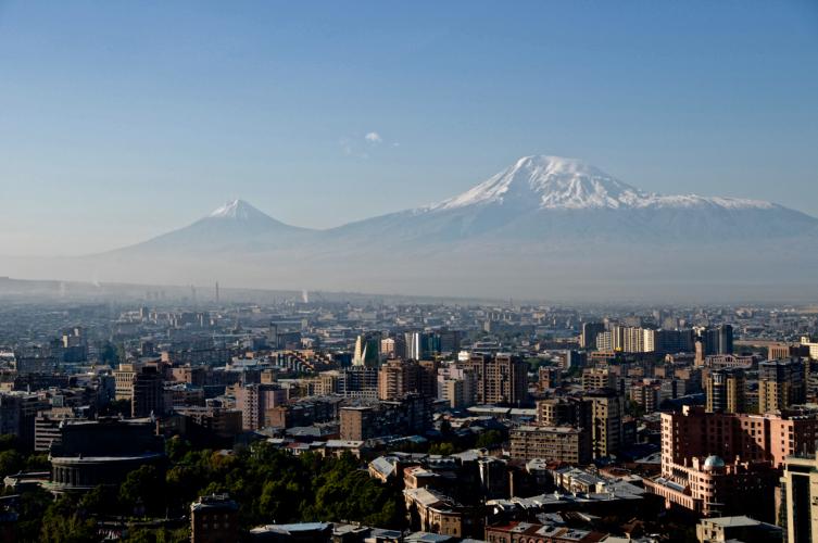 Erevan%2C%20Armenia%2C%20panorama%20sul%20monte%20Ararat%2C%202015.jpg