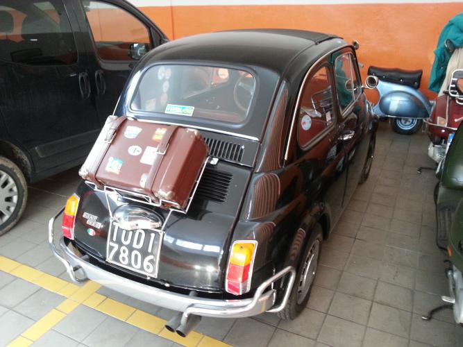 FIAT_500_con_valigia_portabagagli.jpg