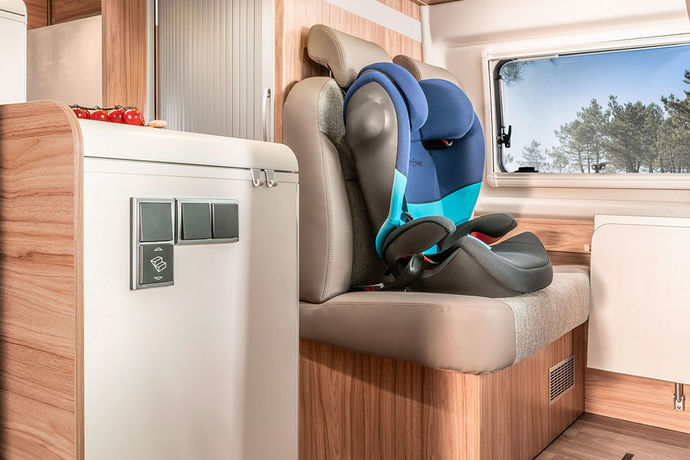 HYMERCAR_Grand_Canyon_Sitzgruppe_Kindersitz_Blick_von_Schiebetuer_4.jpg