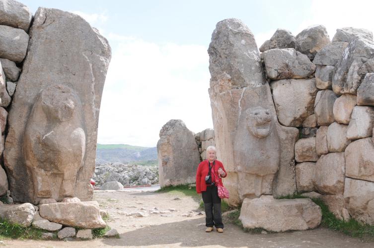 Hattus%2C%20the%20Hittite%20capital%2C%20the%20Lions%20door_%20Turkey%202009.jpg