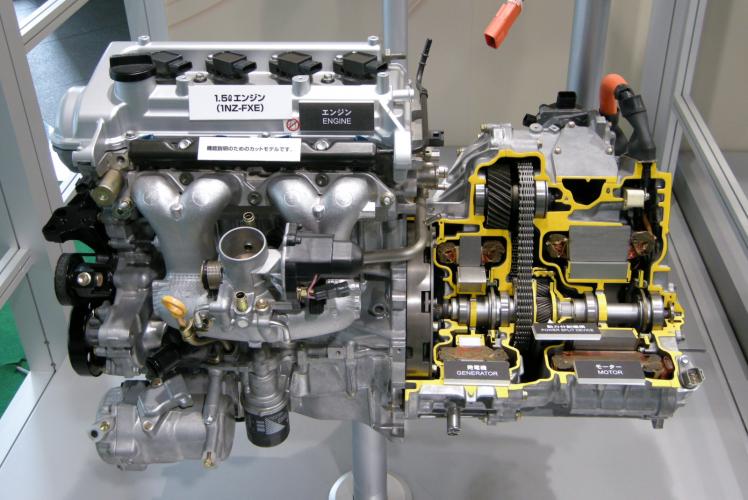 Toyota_1NZ-FXE_Engine_01.JPG