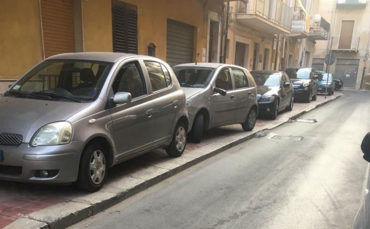 auto-marciapiede-via-Cairoli.jpg
