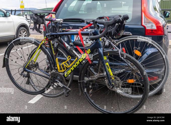 bici-da-strada-su-un-carrier-sul-retro-di-un-auto-a-dingle-co-kerry-irlanda-2jk3c3m.jpg