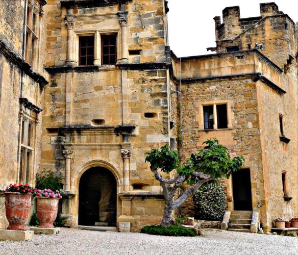 chateau%20de%20lourmarin%2B%2B.jpg