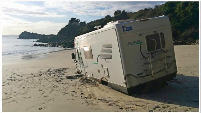 un-camping-cariste-s-egare-sur-une-plage-roscoff.jpg
