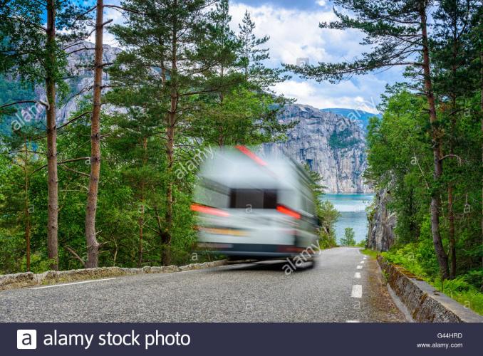 vacanza-veloce-un-camper-camper-passando-da-su-una-strada-di-montagna-in-norvegia-g44hrd.jpg