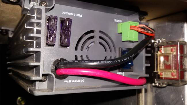 si vede il fuse box a desra